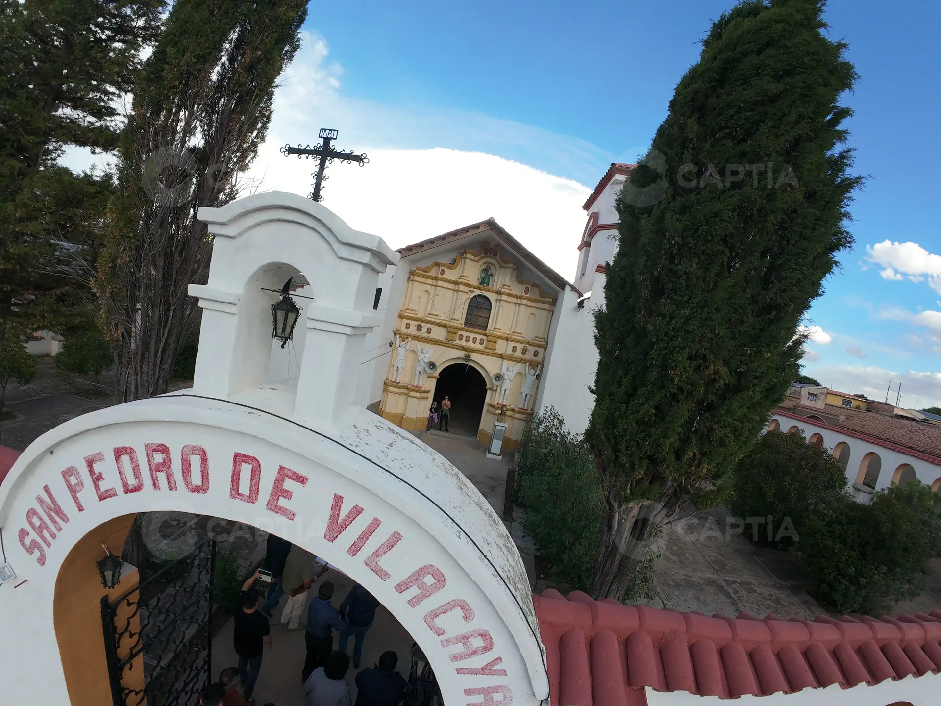 Arco de ingreso al atrio con el nombre del pueblo