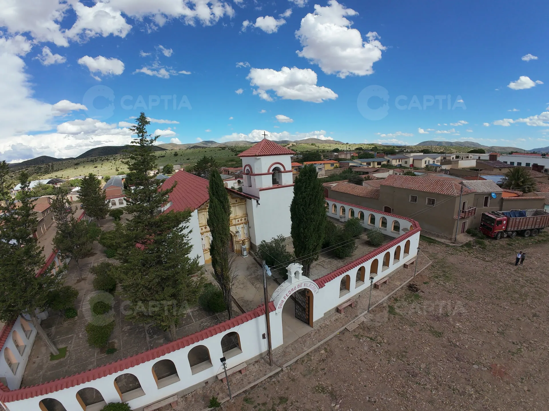 La iglesia y su atrio vistos desde el aire