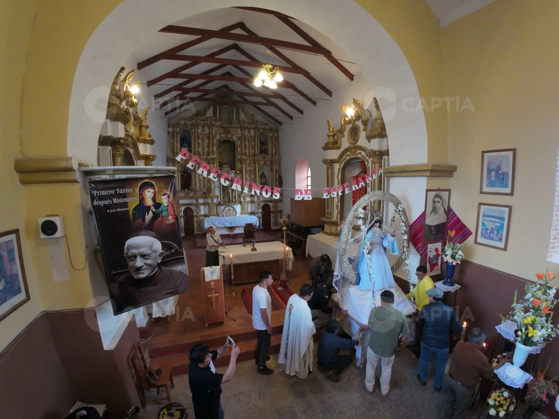 Interior del templo, con el retablo dorado