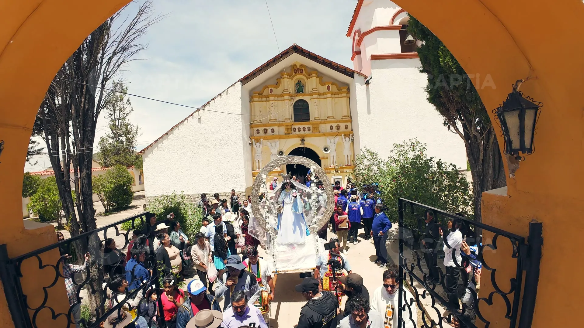 La fachada vista desde el arco del atrio