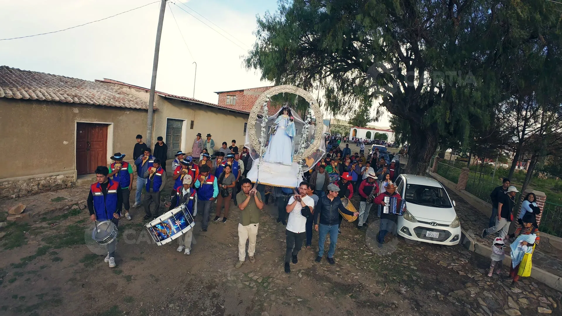 La procesión por las calles del pueblo, con la banda
