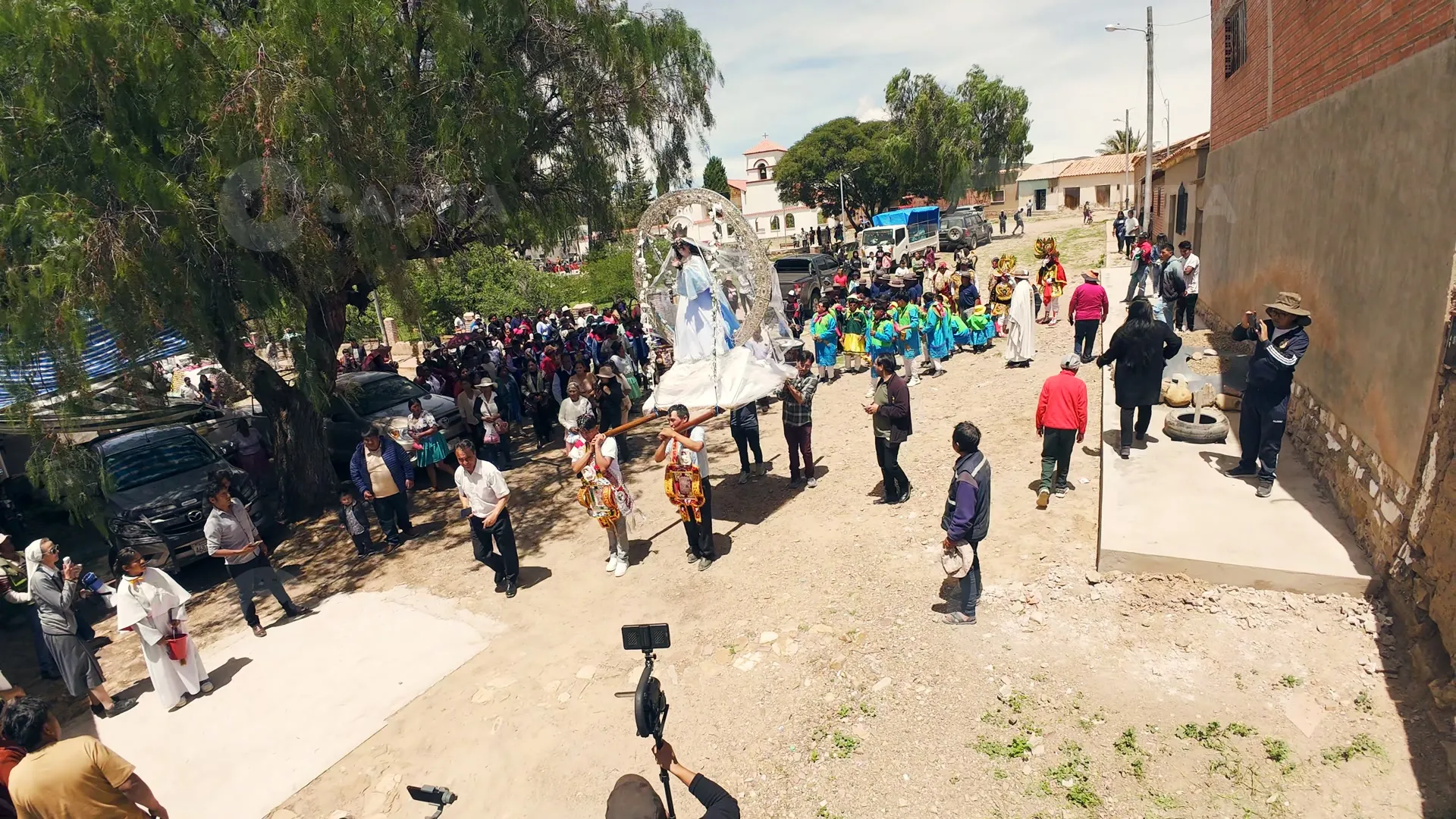 Vecinos acompañan a la Virgen