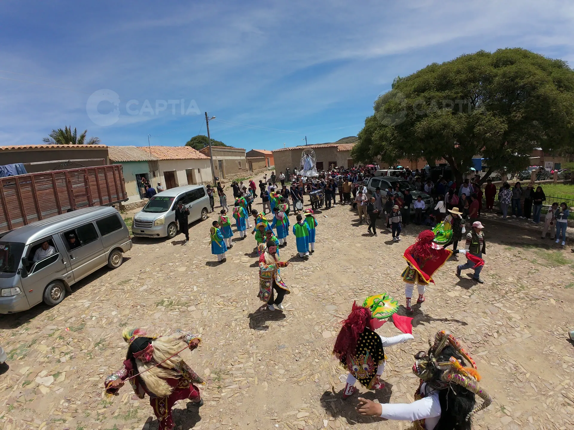 Danzantes en la plaza durante la fiesta