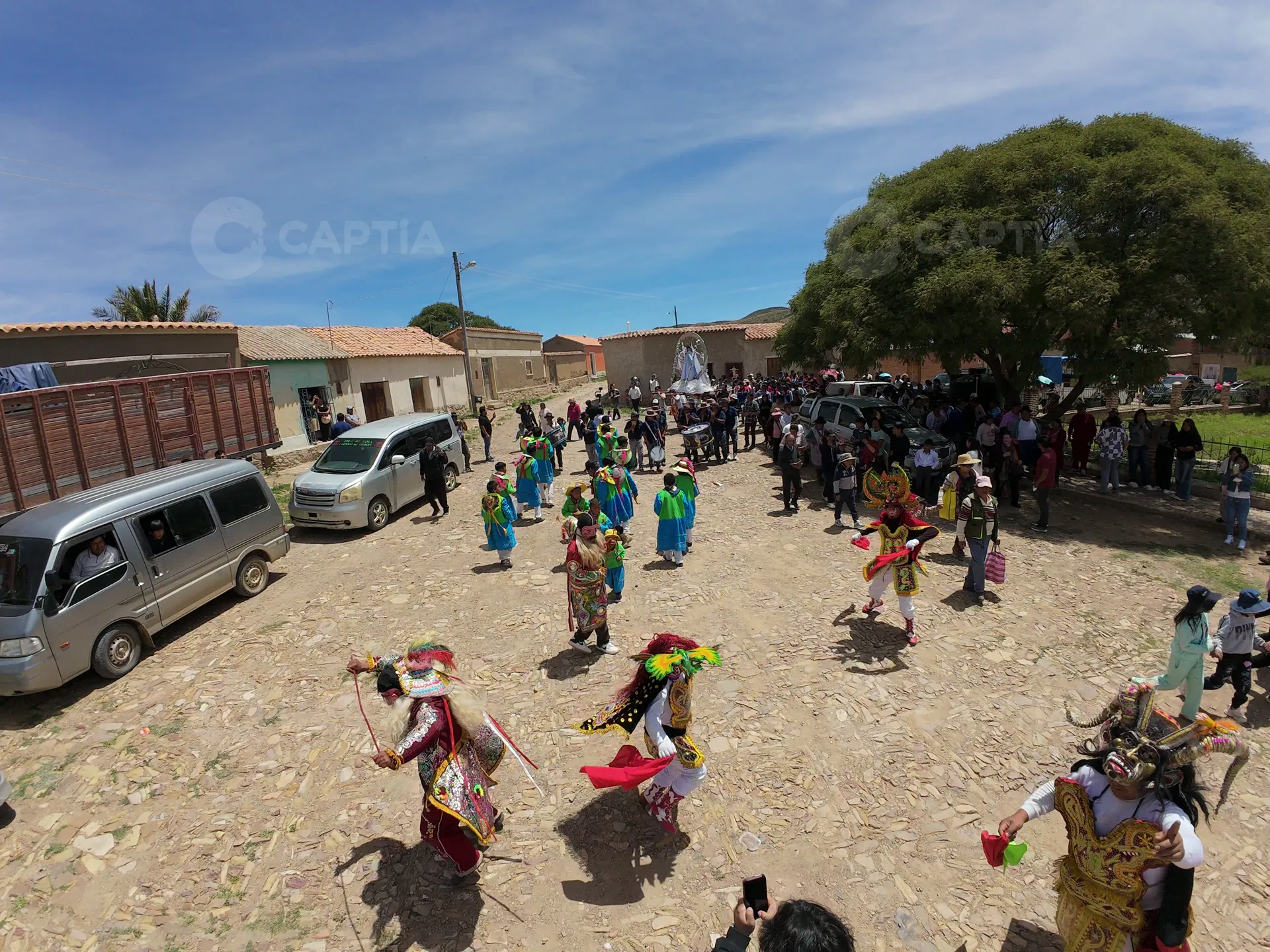 Los Tanta Morenos bailan en la calle, delante de la procesión
