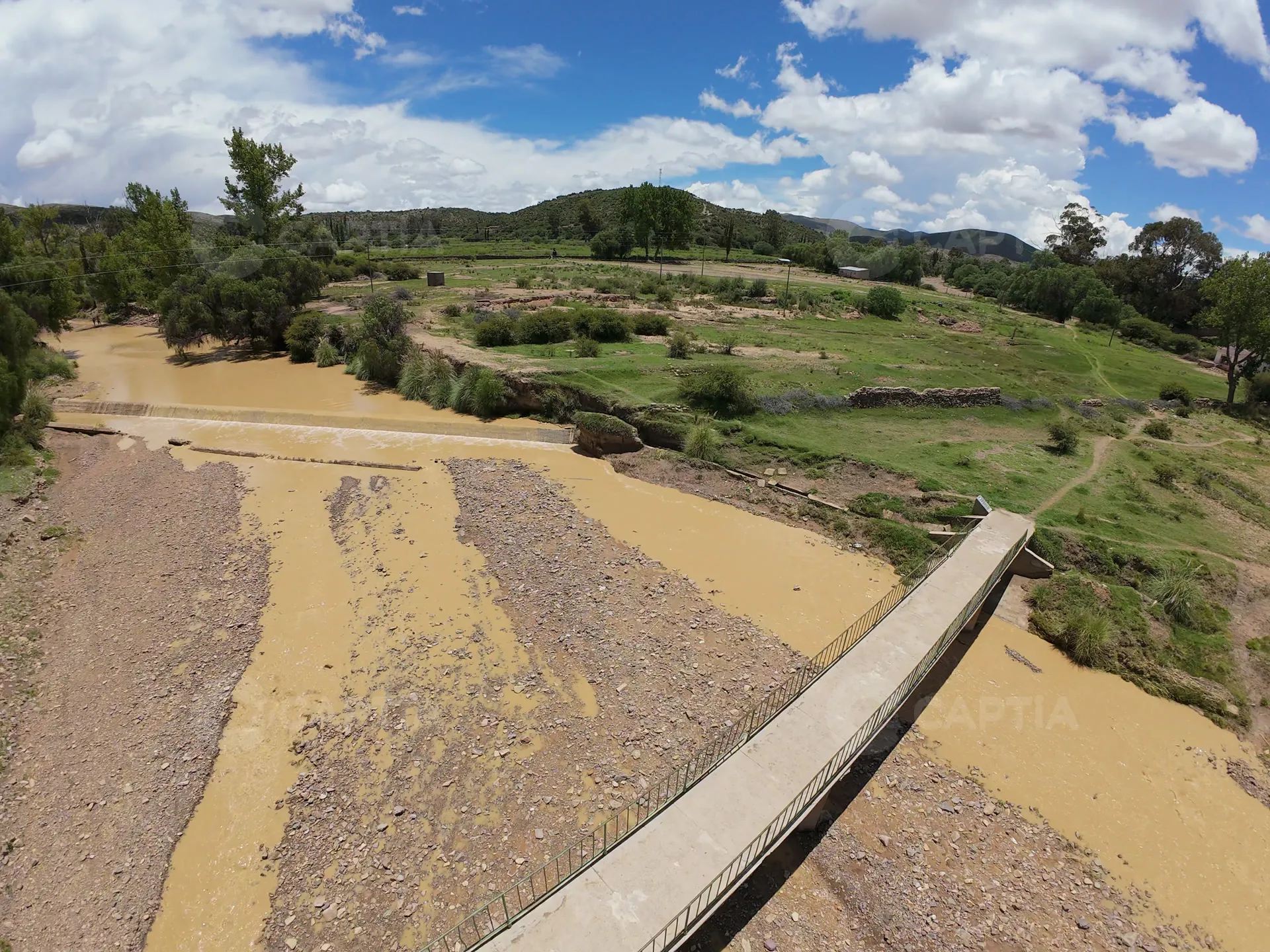 El paso de cemento que cruza el río