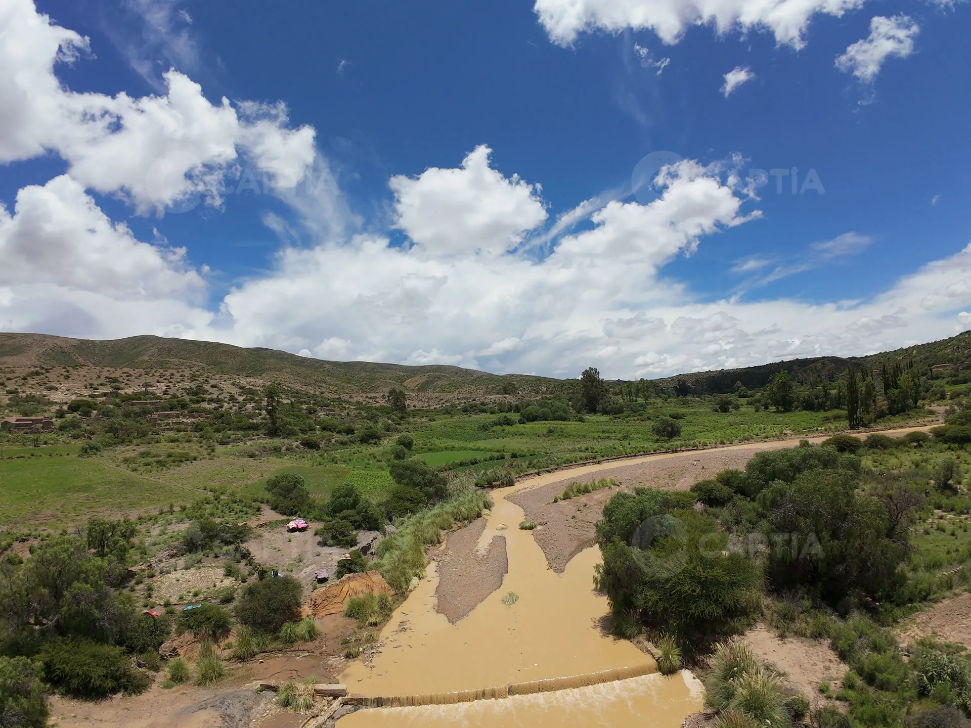 El río entre parcelas de cultivo